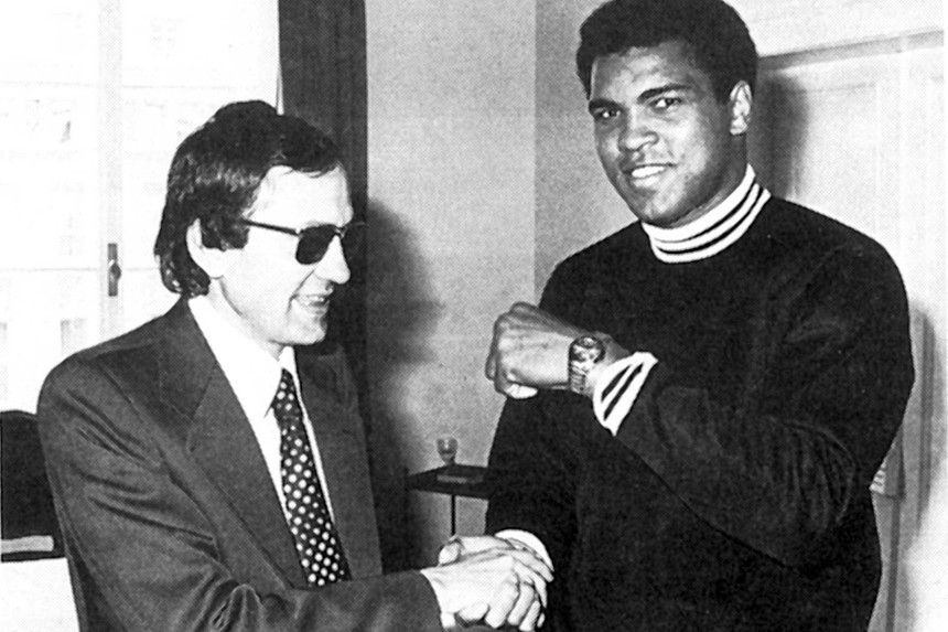 Muhammad Ali přebírá v roce 1976 hodinky Certina